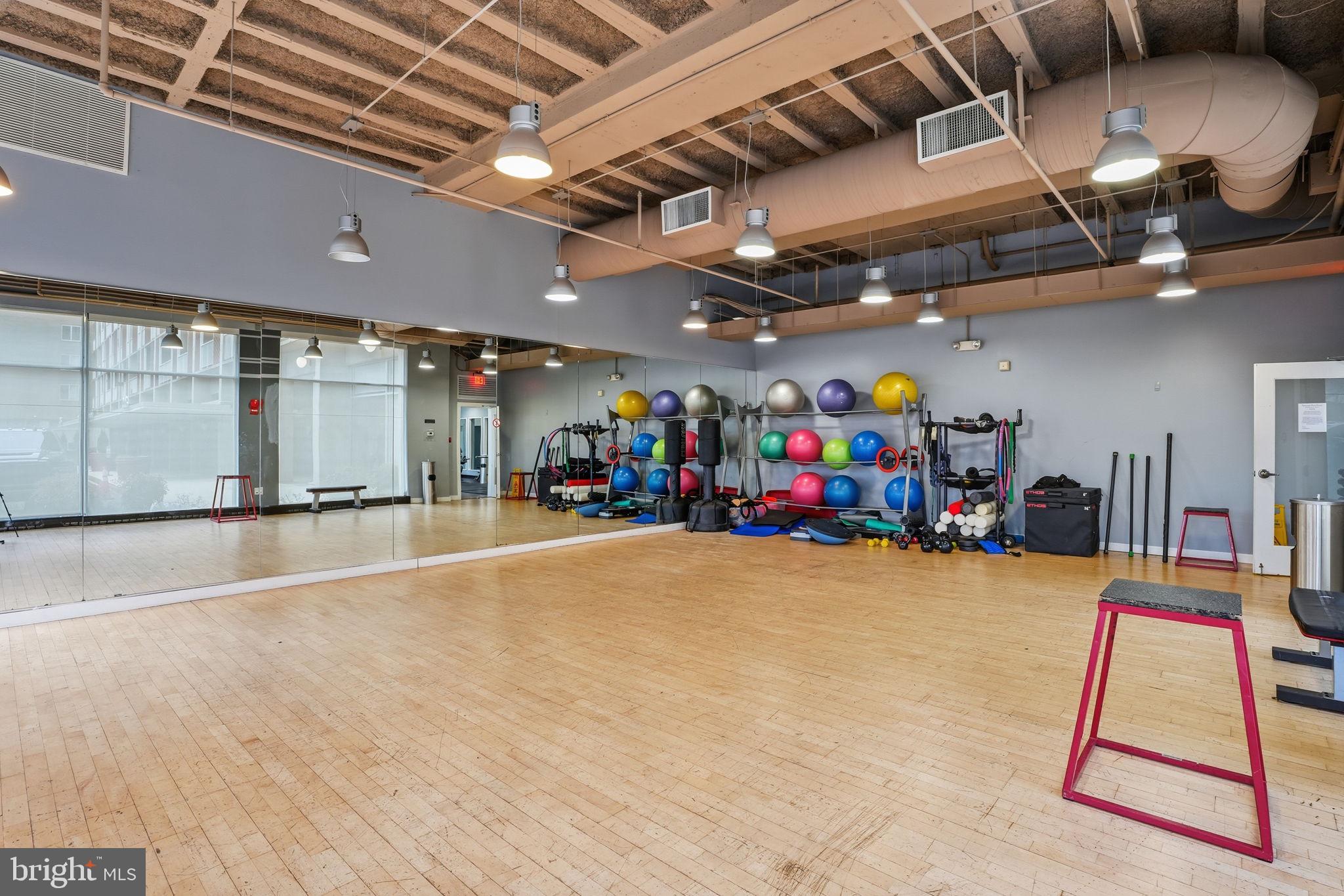 350 G STREET SW N302