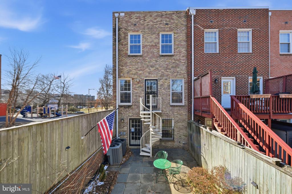 414 3RD STREET SE