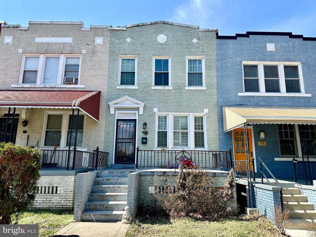 39 SHERMAN CIRCLE NW