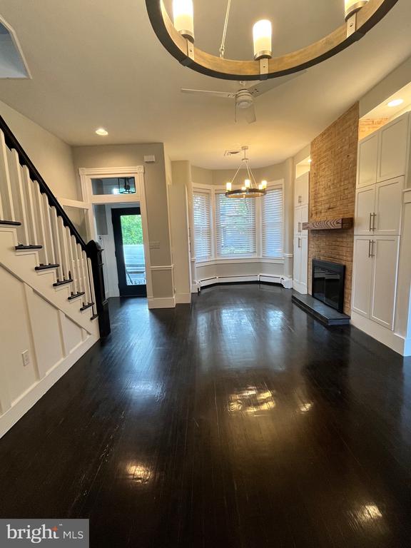 547 4TH STREET SE UPPER LEVEL