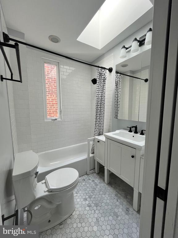 547 4TH STREET SE UPPER LEVEL