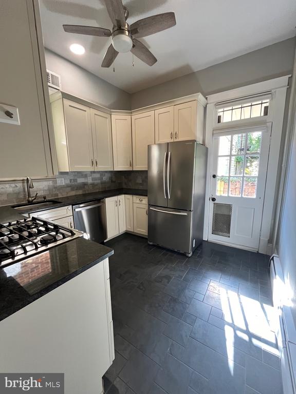 547 4TH STREET SE UPPER LEVEL
