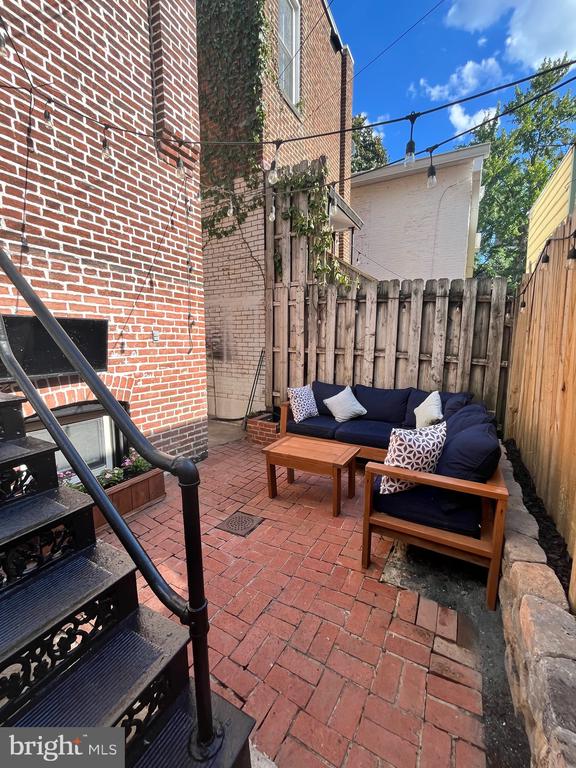 547 4TH STREET SE UPPER LEVEL