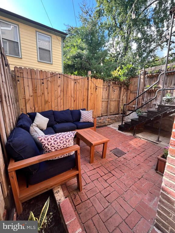 547 4TH STREET SE UPPER LEVEL