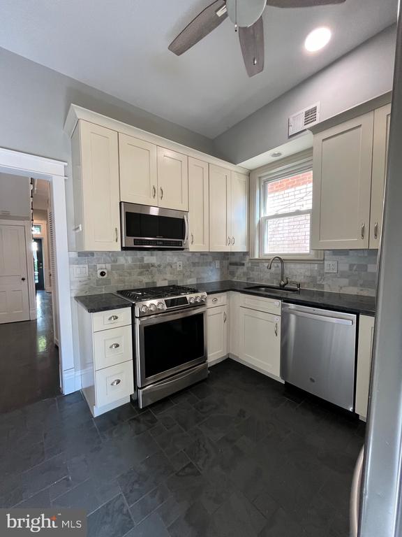 547 4TH STREET SE UPPER LEVEL