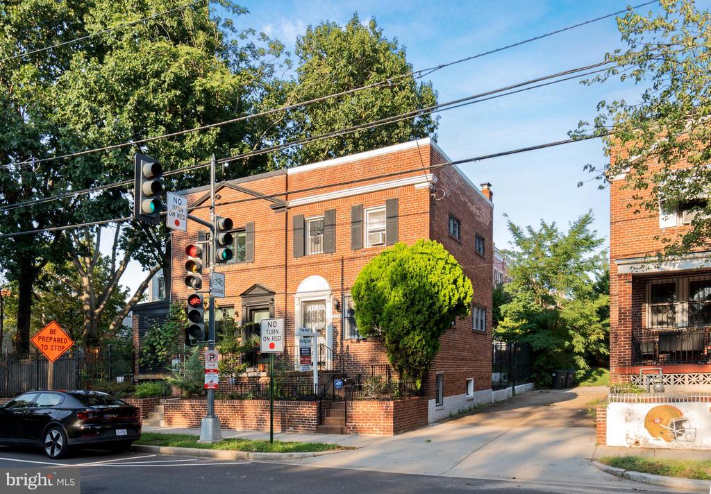 2835 4TH STREET NE