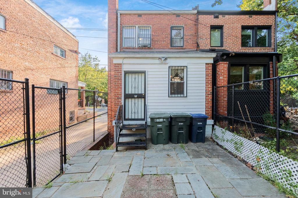 2835 4TH STREET NE