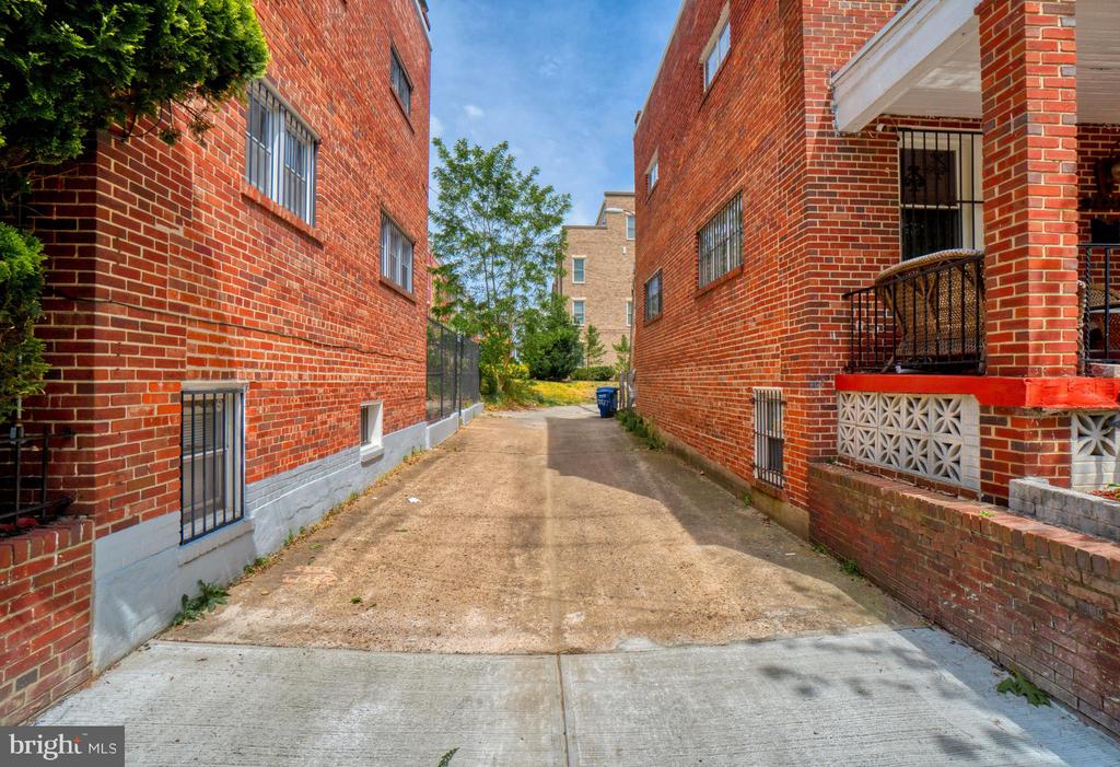 2835 4TH STREET NE