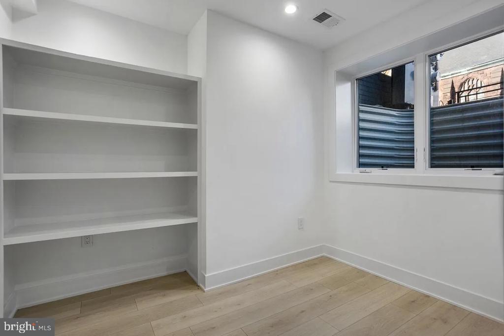 4 R STREET NW 4