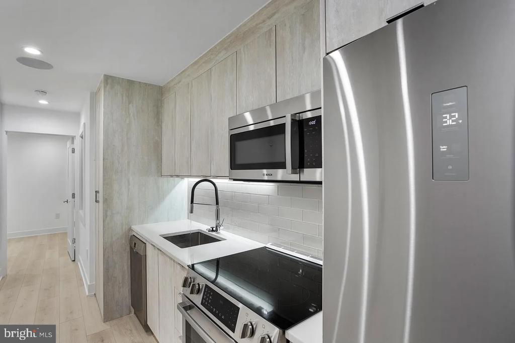 4 R STREET NW 4