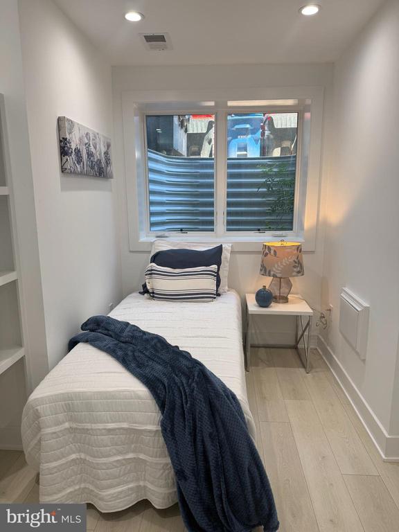 4 R STREET NW 4