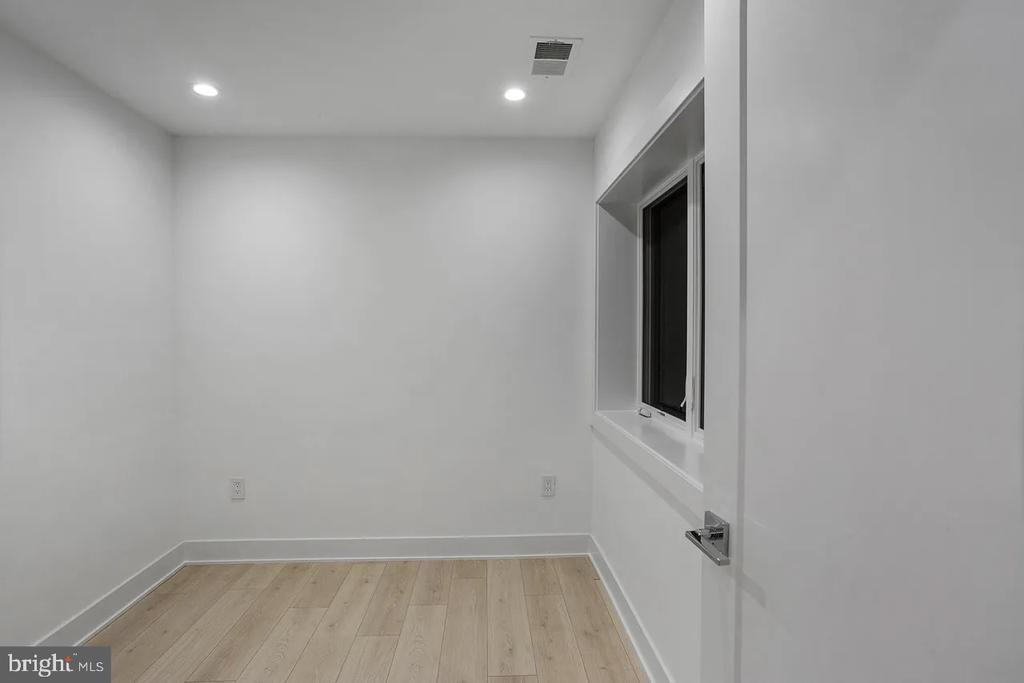 4 R STREET NW 4