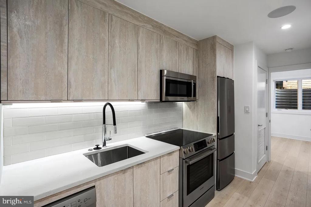 4 R STREET NW 4