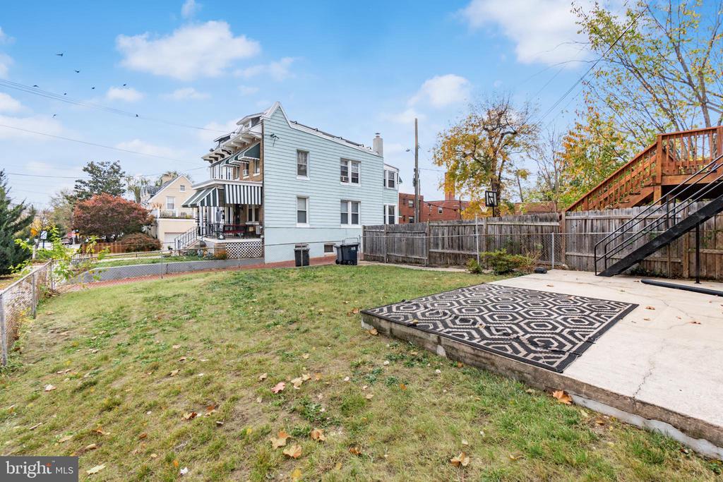 900 MADISON STREET NW Unit: B