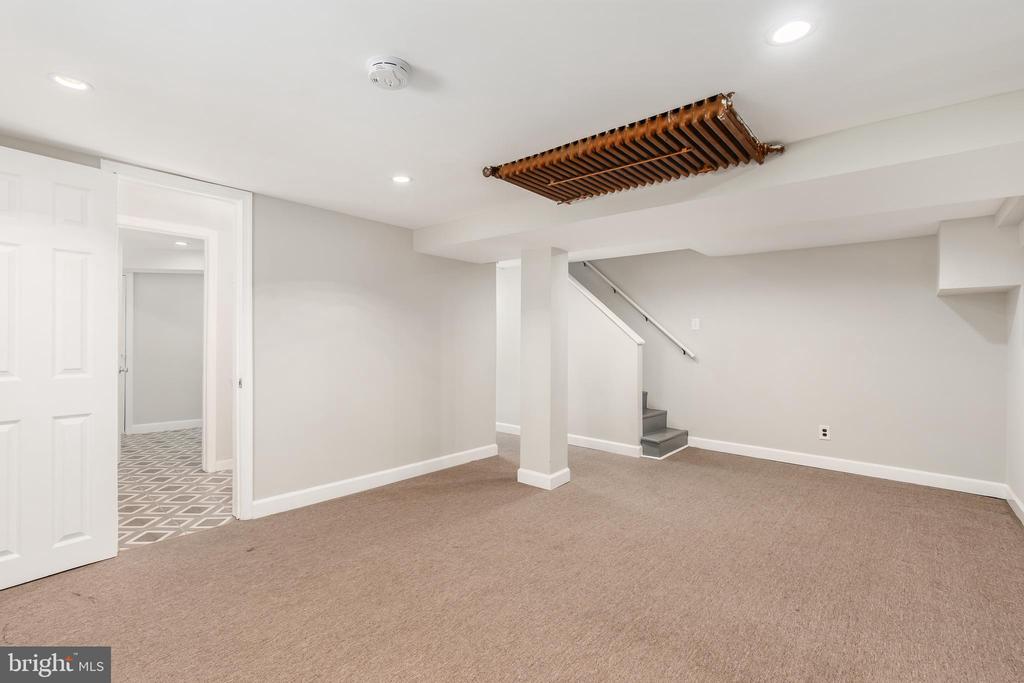 900 MADISON STREET NW Unit: B