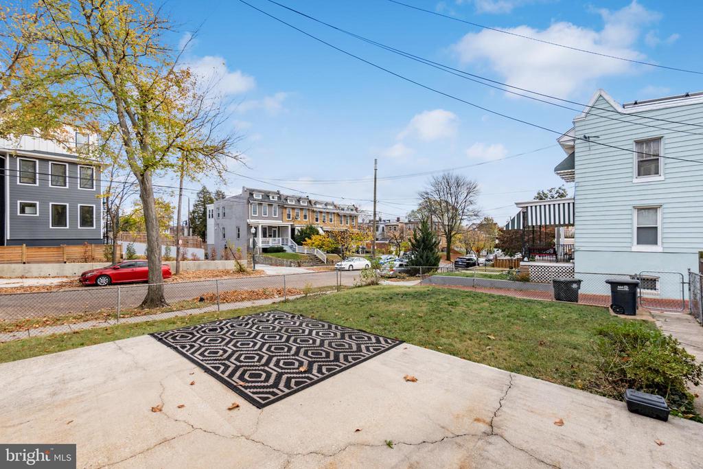 900 MADISON STREET NW Unit: B