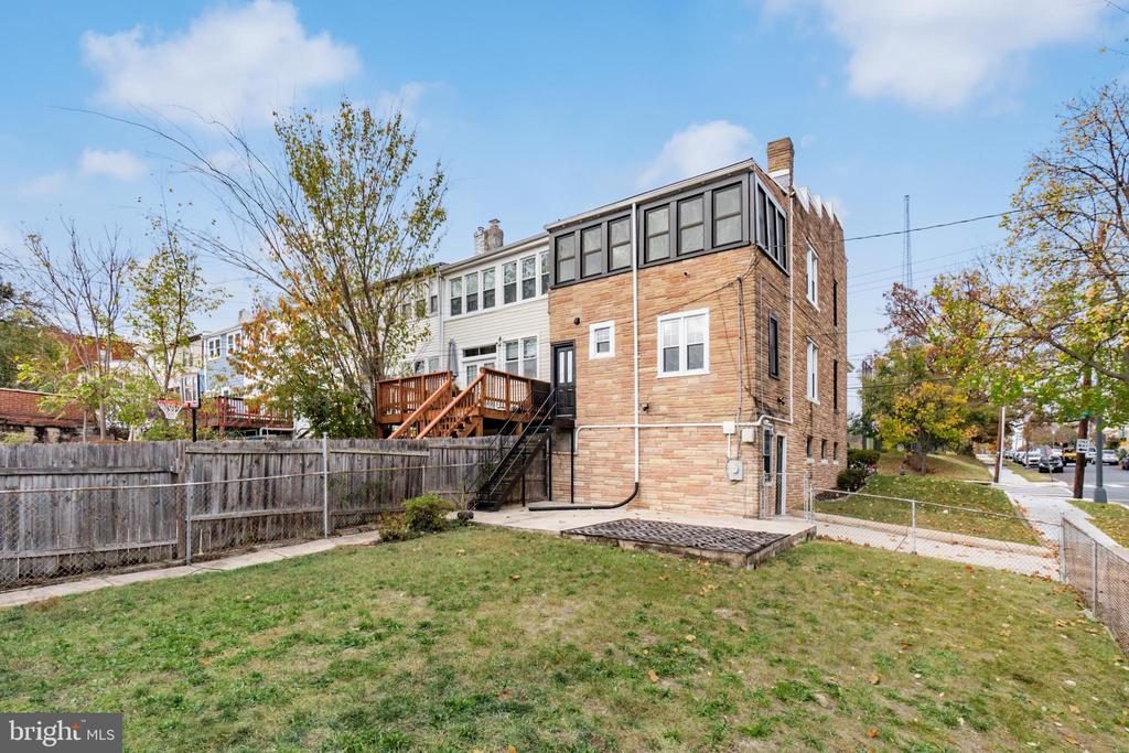 900 MADISON STREET NW Unit: B