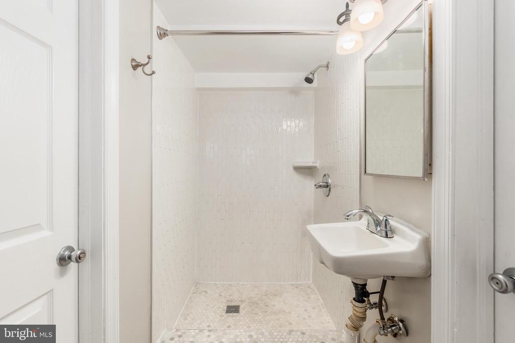 900 MADISON STREET NW Unit: B