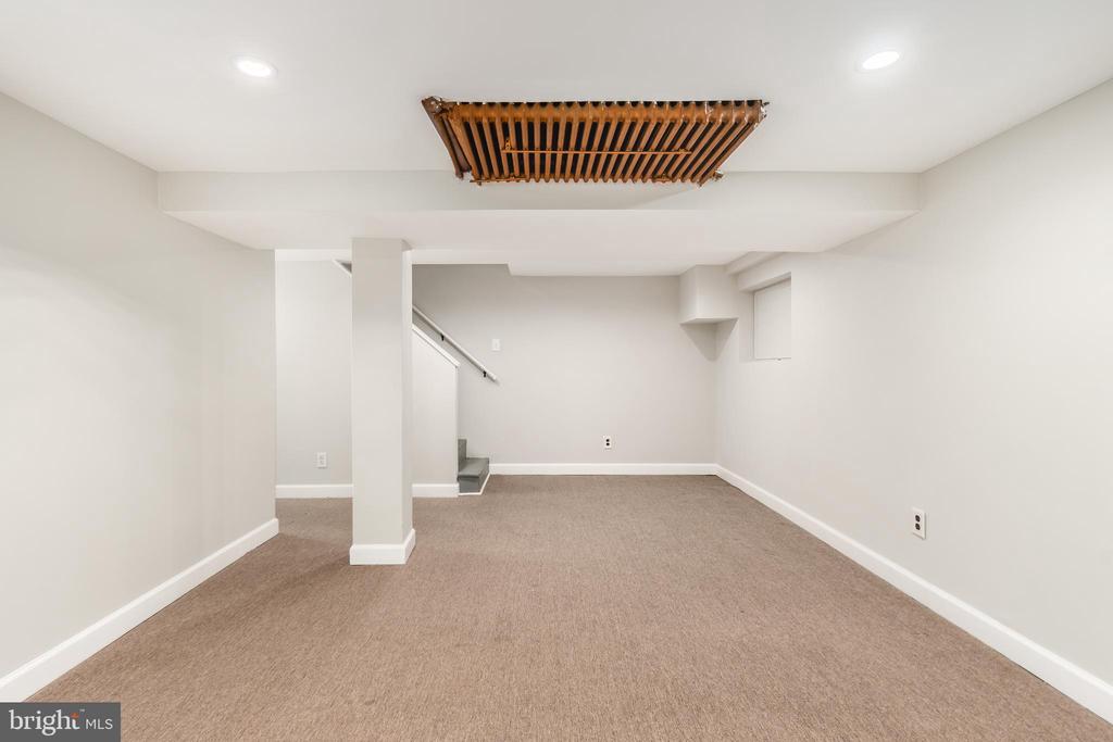 900 MADISON STREET NW Unit: B