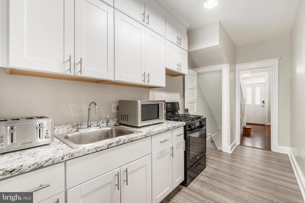900 MADISON STREET NW Unit: B