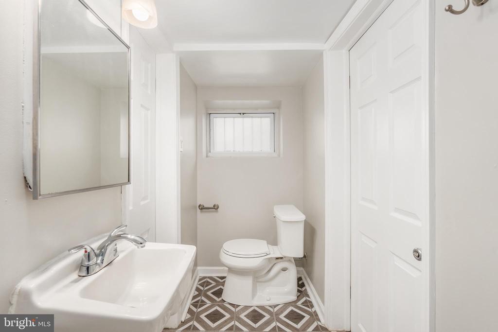 900 MADISON STREET NW Unit: B