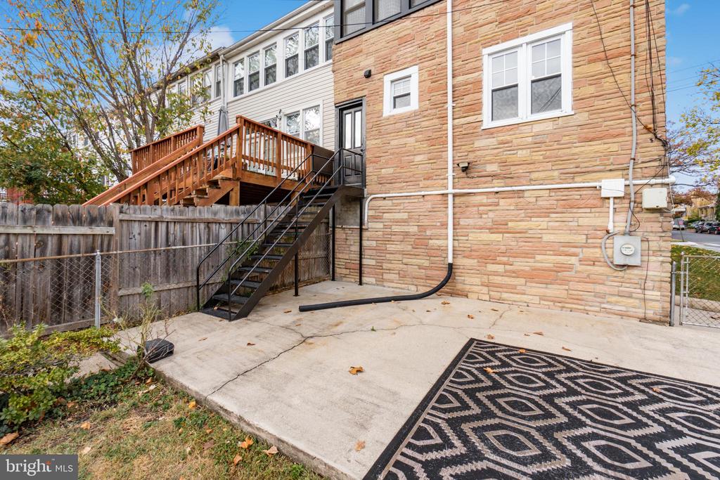 900 MADISON STREET NW Unit: B