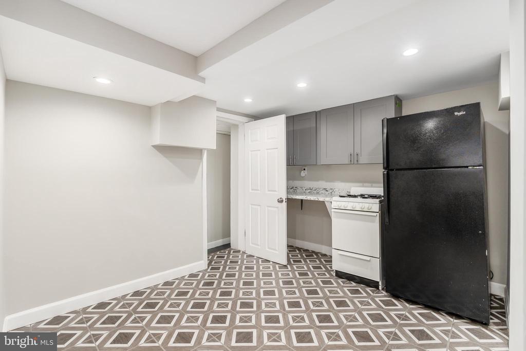 900 MADISON STREET NW Unit: B