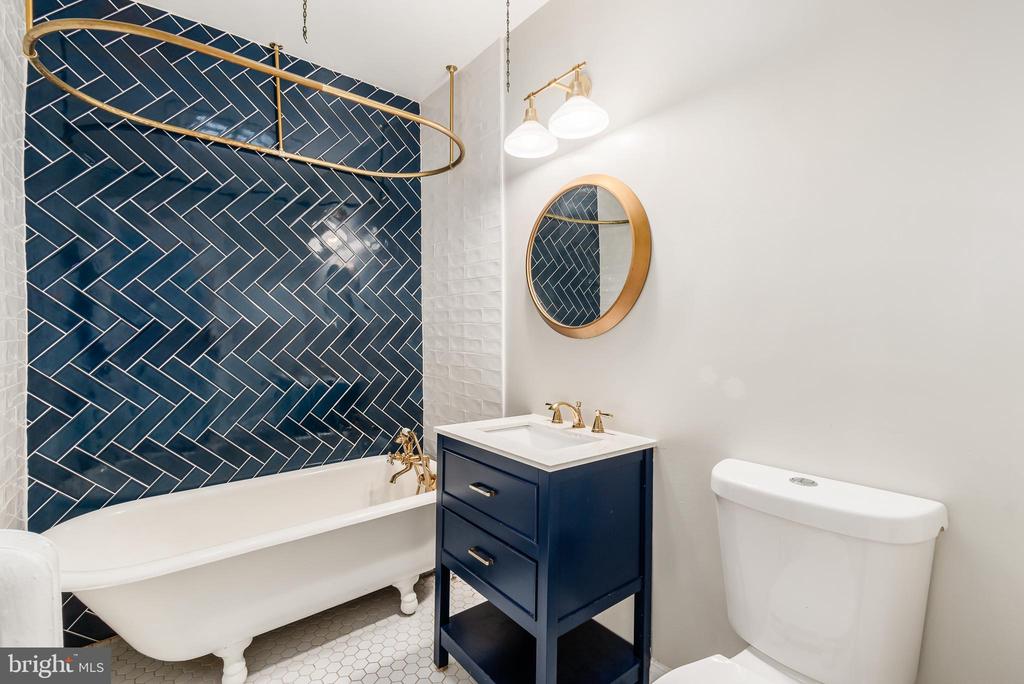 900 MADISON STREET NW Unit: B