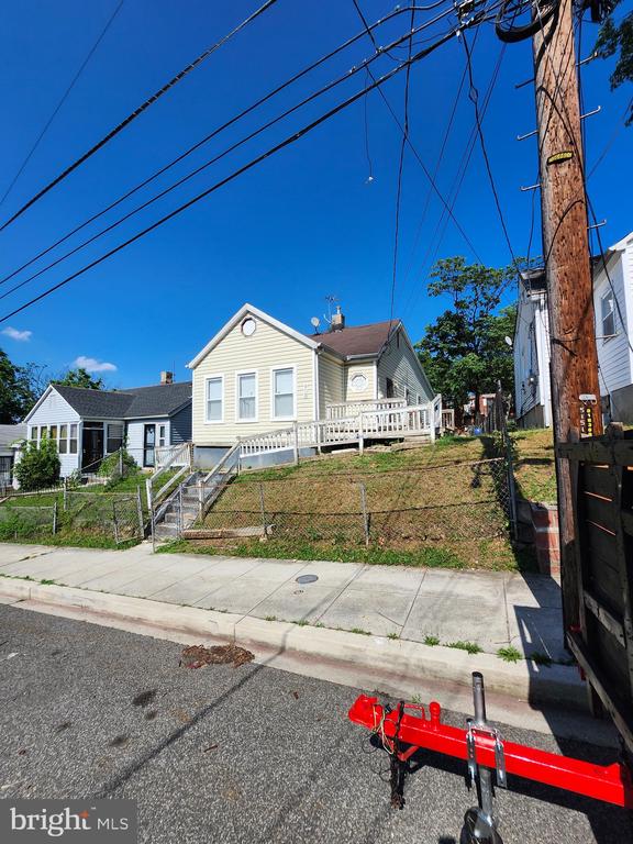 913 NE 47TH PLACE NE