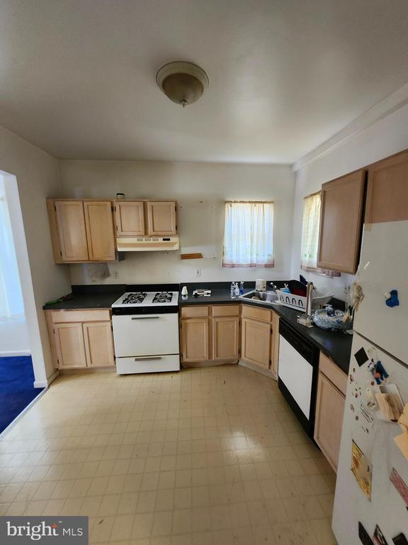 913 NE 47TH PLACE NE