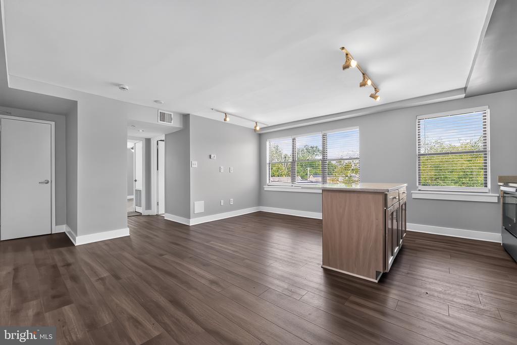 210 OAKWOOD STREET SE Unit: 318