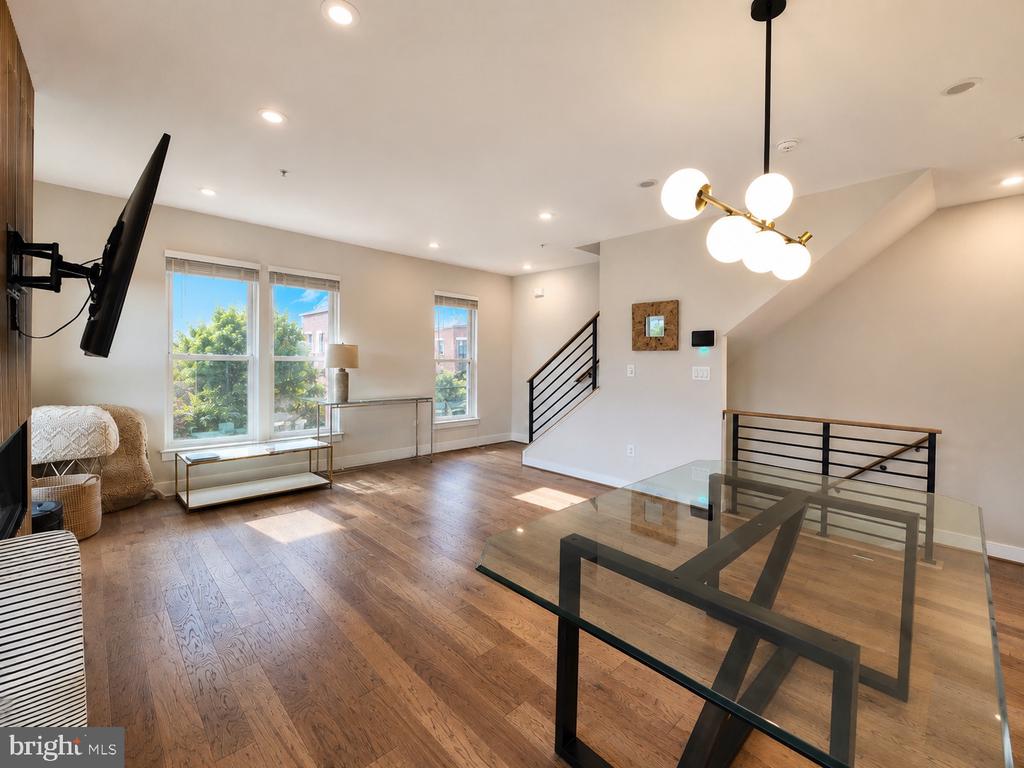 1011 SYCAMORE DRIVE SE