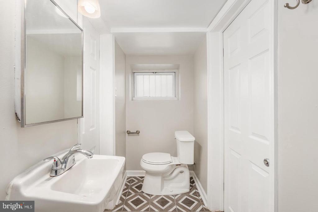 900 MADISON STREET NW Unit: B