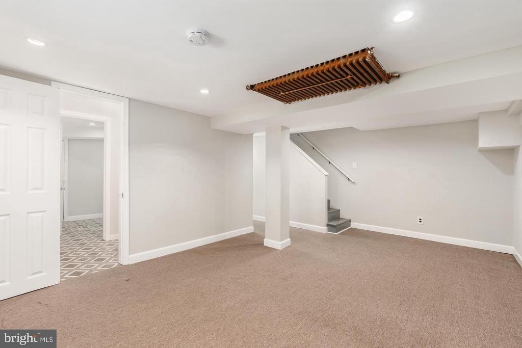 900 MADISON STREET NW Unit: B