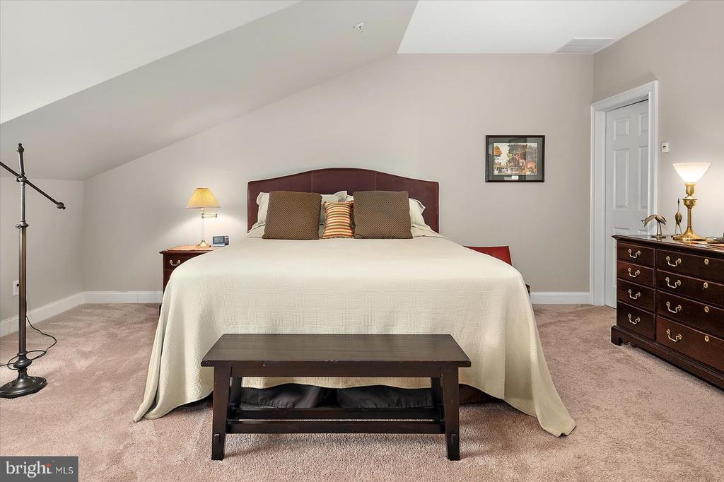 5 METZ WAY 19