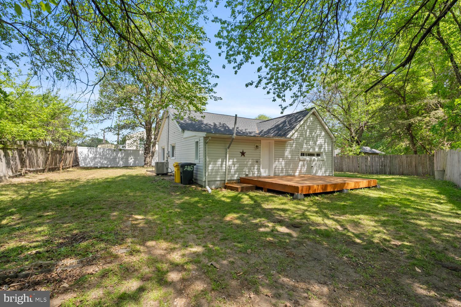 285 THOMPSON AVENUE E