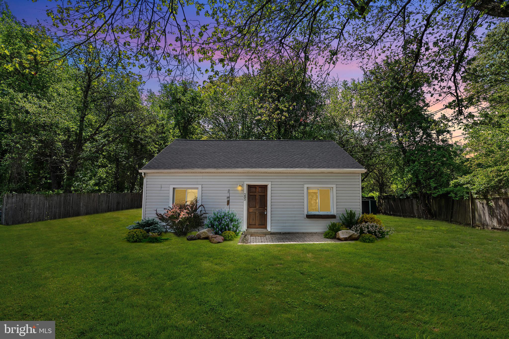 285 THOMPSON AVENUE E