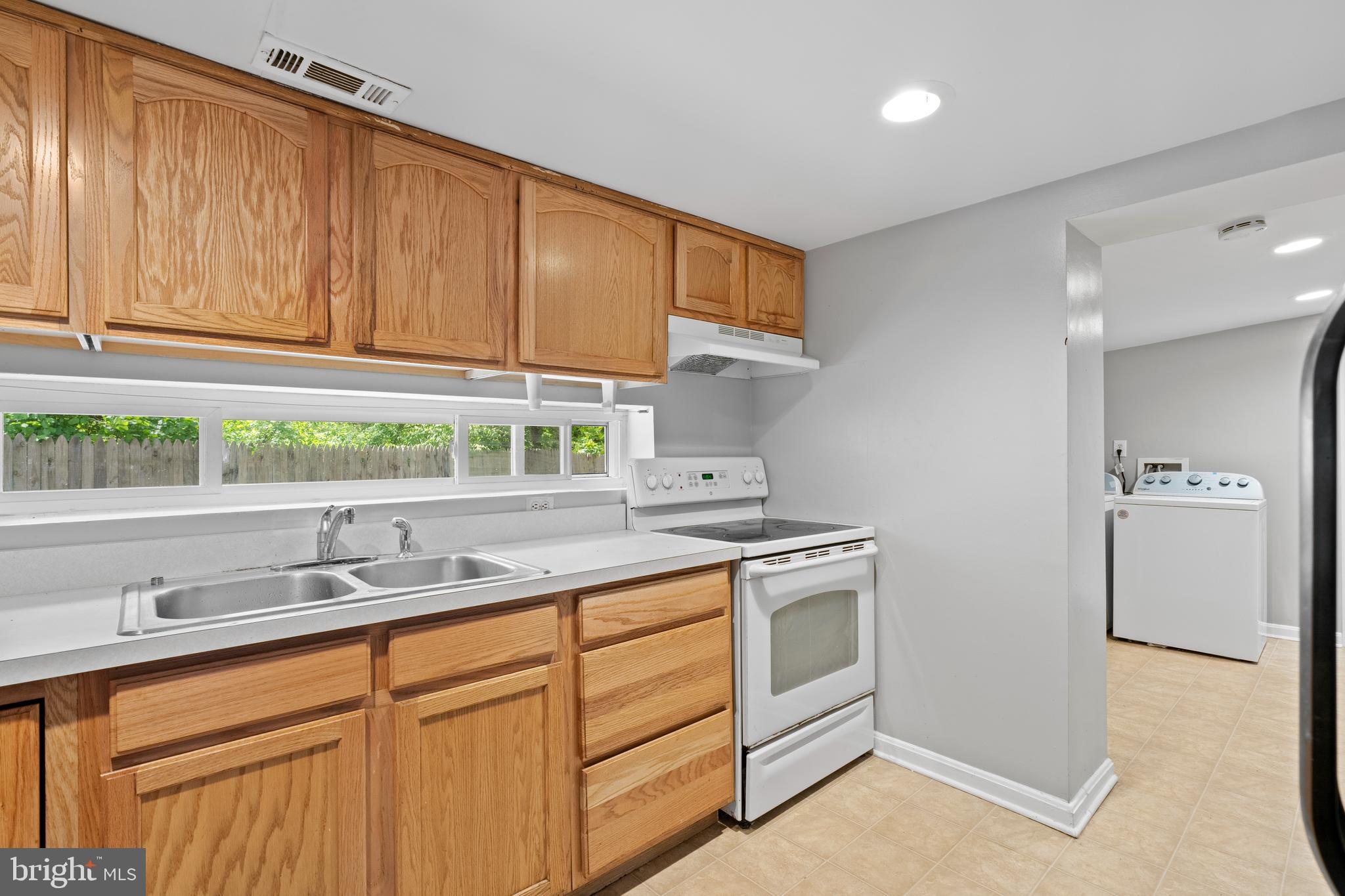 285 THOMPSON AVENUE E