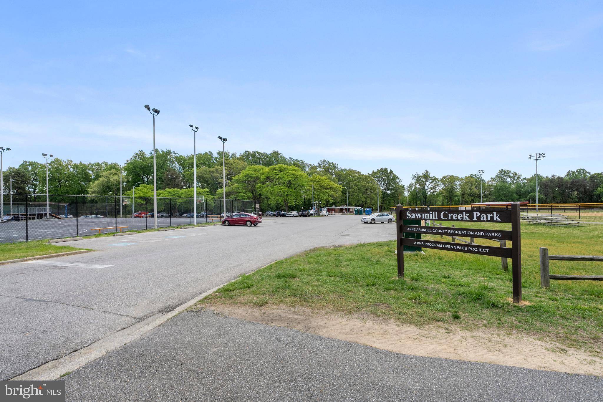 285 THOMPSON AVENUE E