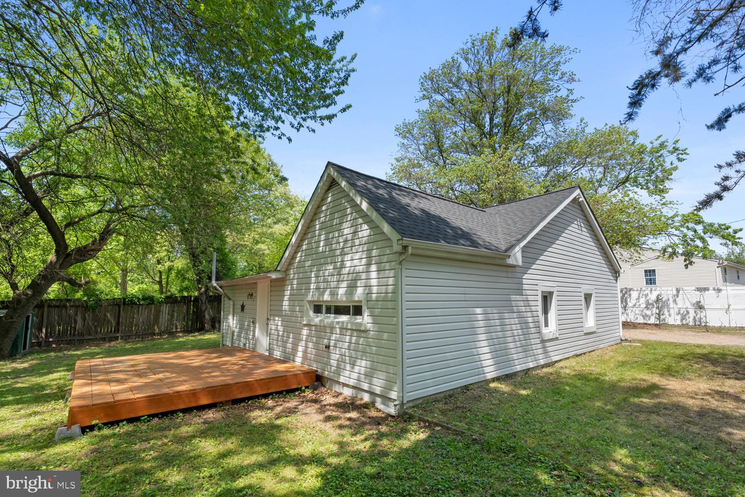 285 THOMPSON AVENUE E