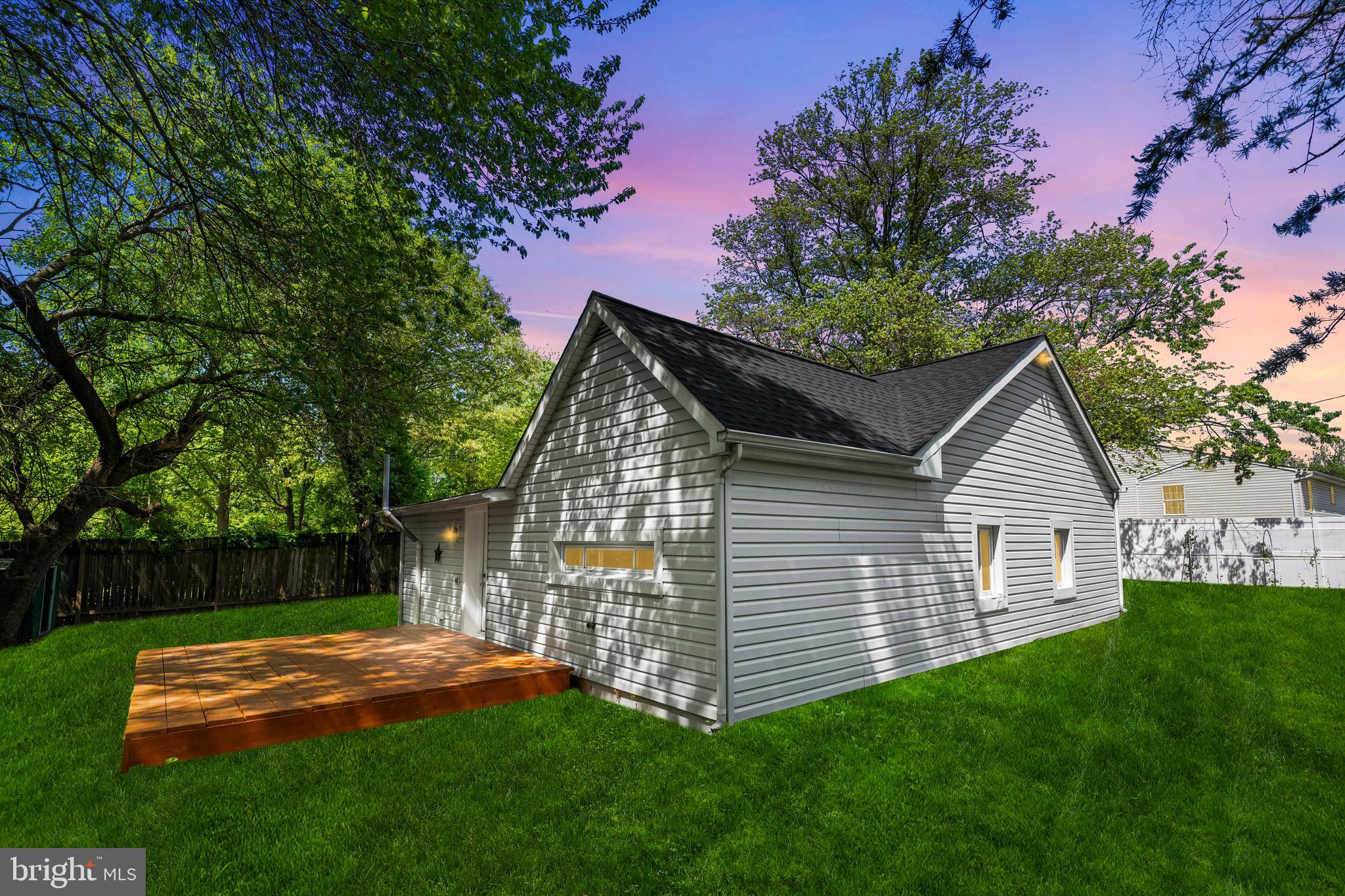 285 THOMPSON AVENUE E