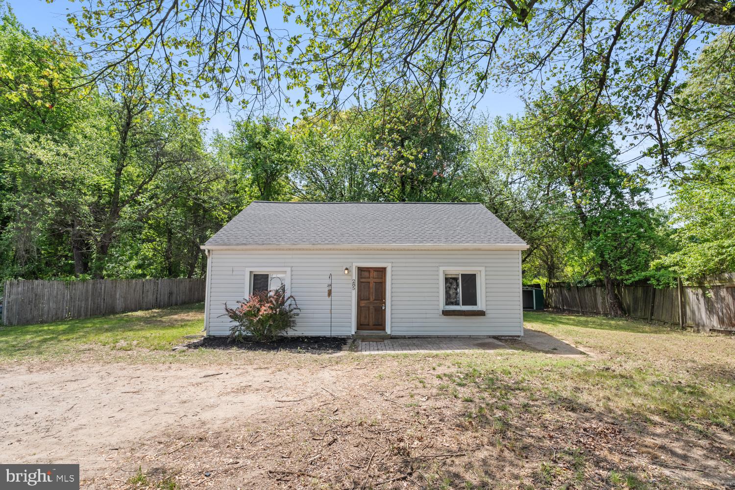 285 THOMPSON AVENUE E