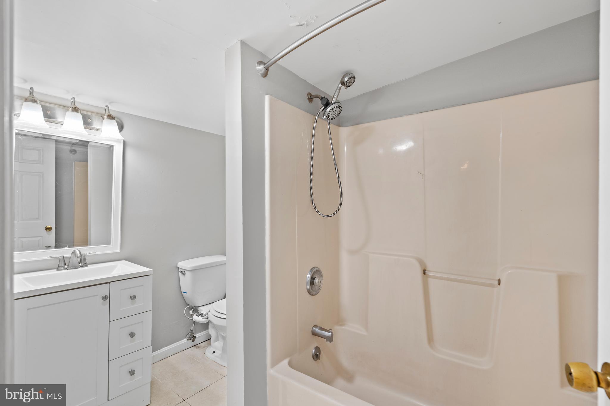 285 THOMPSON AVENUE E