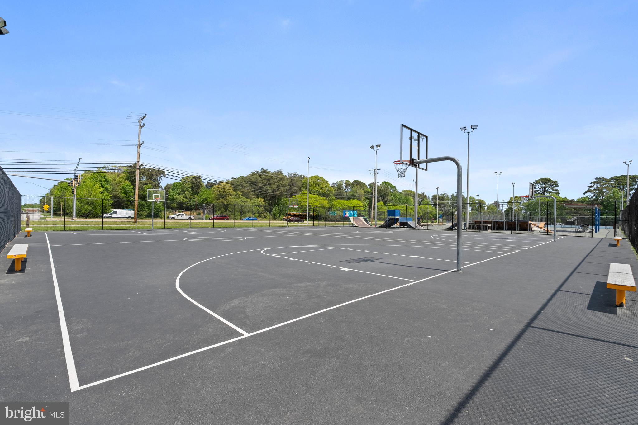 285 THOMPSON AVENUE E