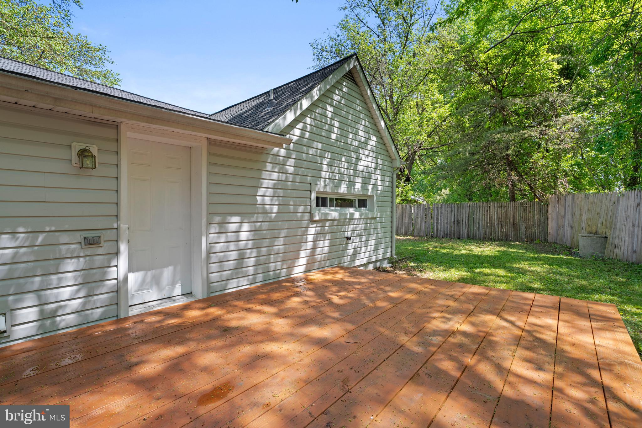 285 THOMPSON AVENUE E