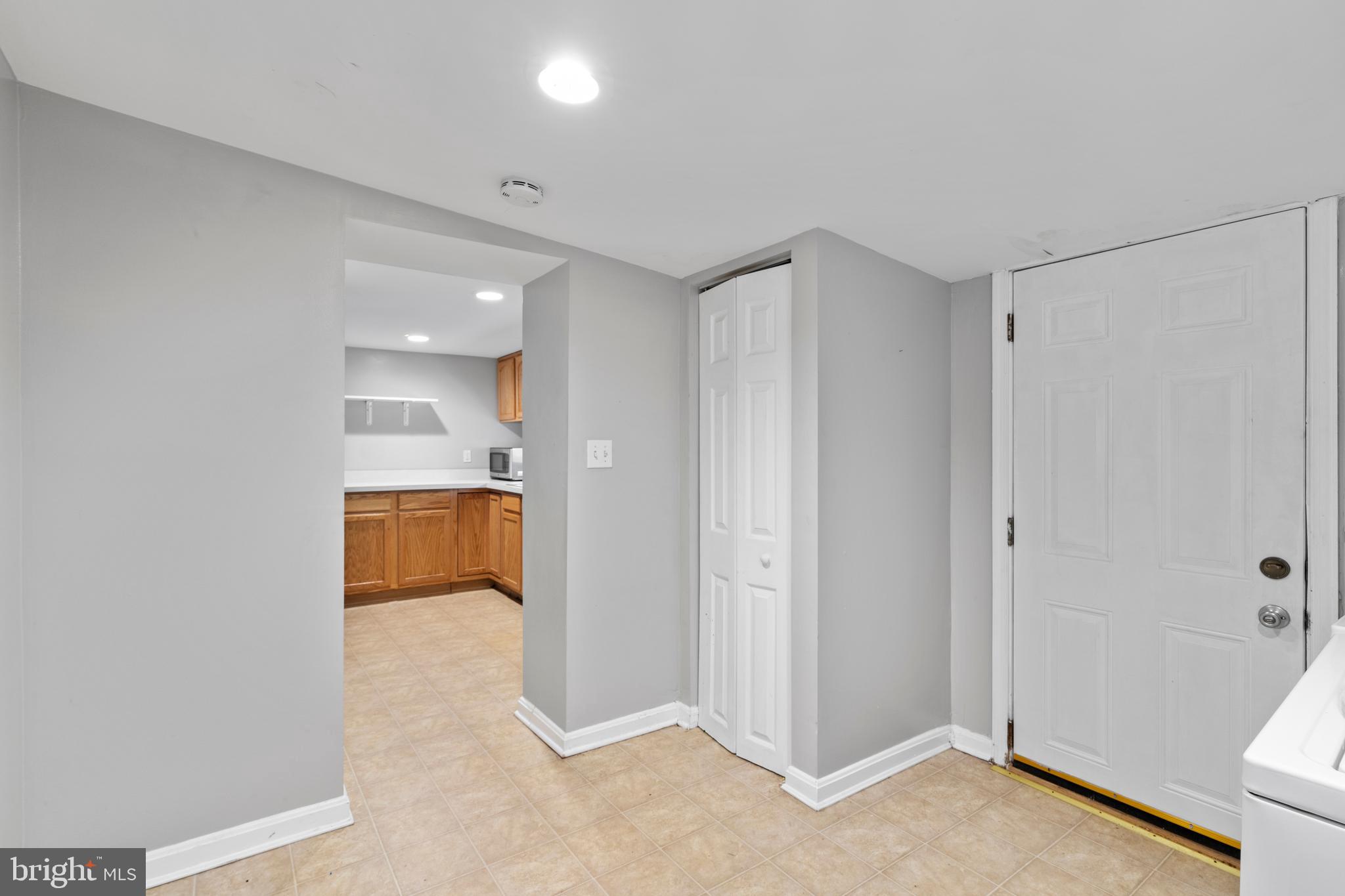 285 THOMPSON AVENUE E