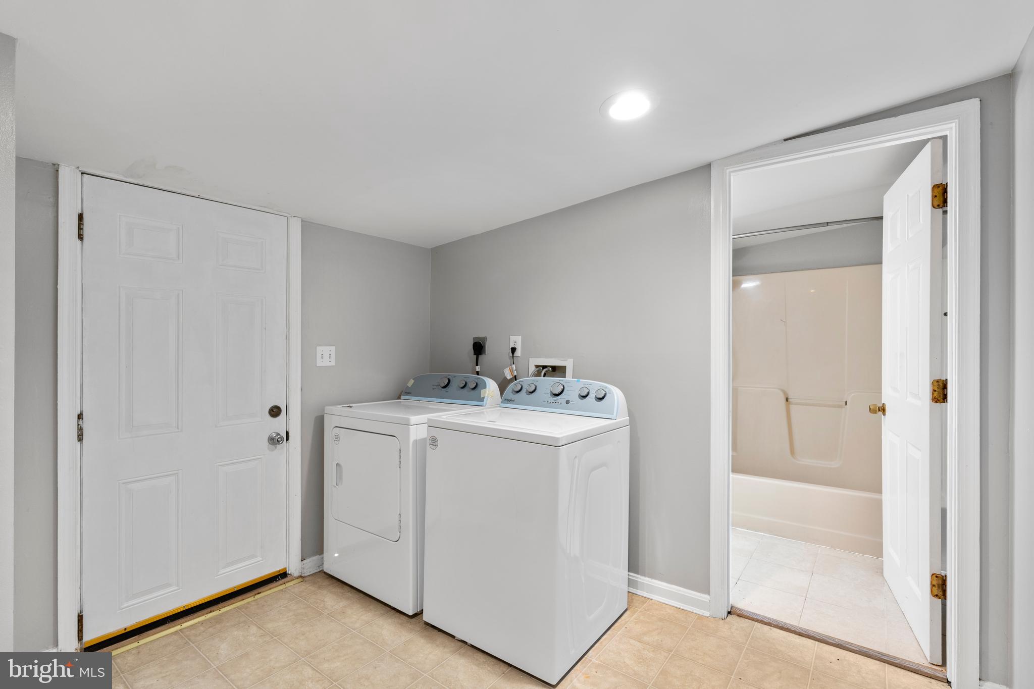 285 THOMPSON AVENUE E