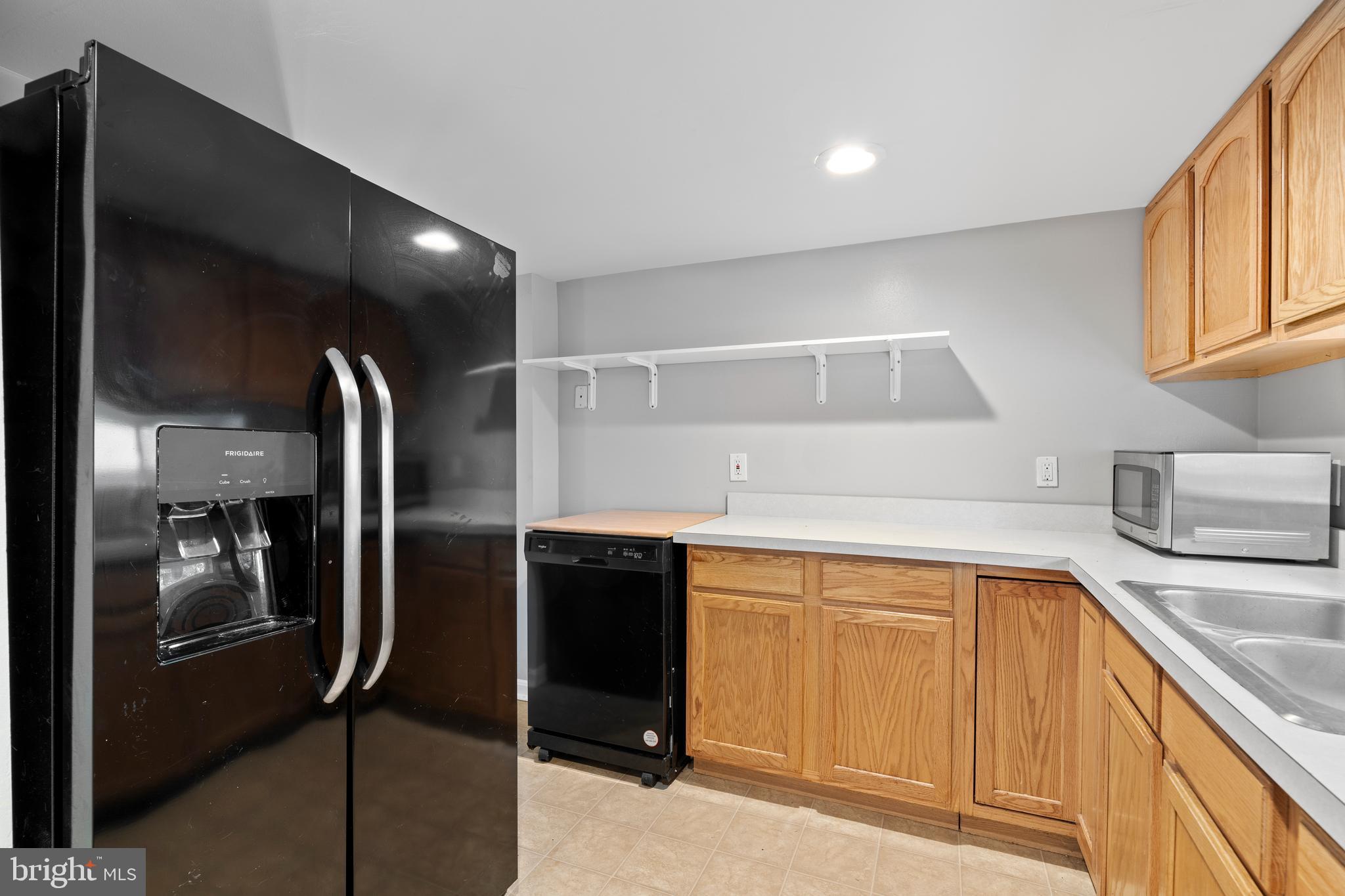 285 THOMPSON AVENUE E