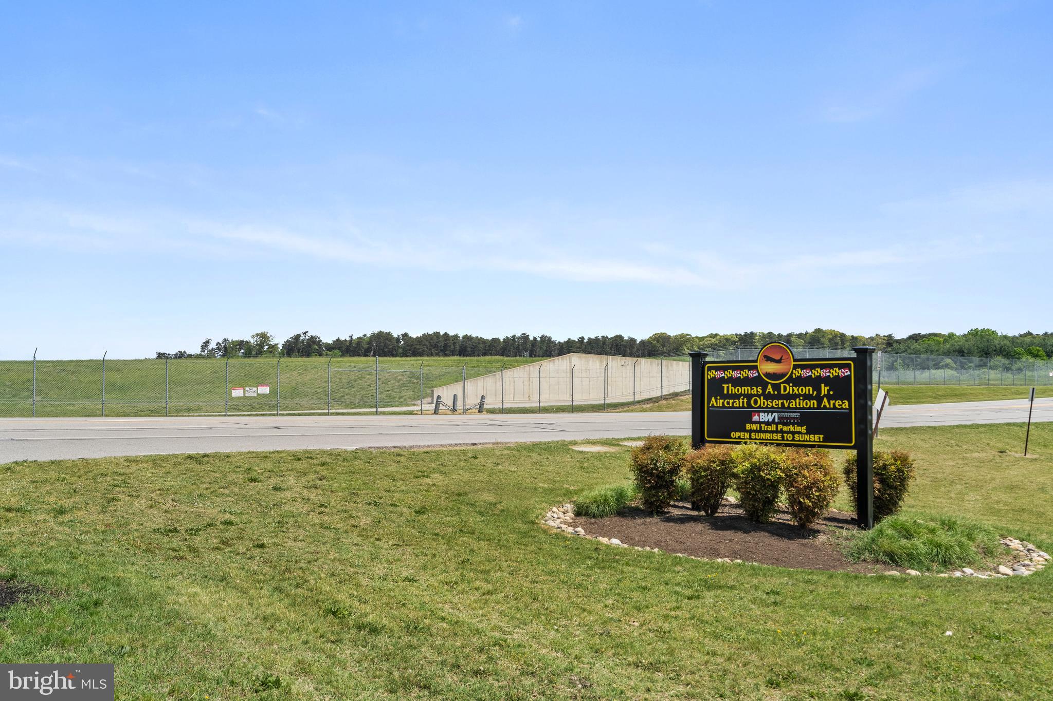 285 THOMPSON AVENUE E