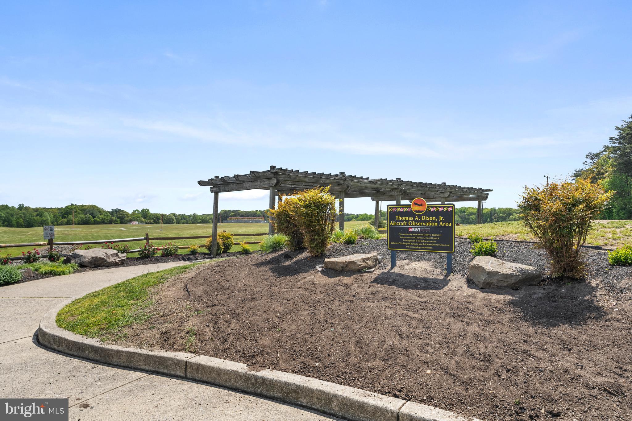 285 THOMPSON AVENUE E